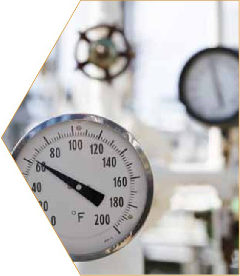 Oportunidades en la industria del petróleo y gas para operadores de unidades de servicios. El trabajo de un operador de unidades de servicios comienza luego de la finalización de la perforación de un pozo de petróleo o gas. La responsabilidad del operador de unidad de servicios es mantener o aumentar el flujo de petróleo o gas de los pozos productores. El trabajo variará según los sitios e incluye funciones especializadas como leer medidores o controlar la presión, la densidad, la frecuencia y la concentración, ajustar procedimientos de bombeo, operar herramientas de pesca y equipos suspendidos para recuperar equipos perdidos o dañados. La perspectiva a largo plazo para los operadores de unidades de servicios es buena con un crecimiento mayor que el promedio en la cantidad de trabajos en nuestra región debido a que se espera que muchos trabajadores actuales se jubilen en los próximos cinco a 10 años. Oportunidades en la industria del petróleo y gas para operadores de unidades de servicios. El trabajo de un operador de unidades de servicios comienza luego de la finalización de la perforación de un pozo de petróleo o gas. La responsabilidad del operador de unidad de servicios es mantener o aumentar el flujo de petróleo o gas de los pozos productores. El trabajo variará según los sitios e incluye funciones especializadas como leer medidores o controlar la presión, la densidad, la frecuencia y la concentración, ajustar procedimientos de bombeo, operar herramientas de pesca y equipos suspendidos para recuperar equipos perdidos o dañados. La perspectiva a largo plazo para los operadores de unidades de servicios es buena con un crecimiento mayor que el promedio en la cantidad de trabajos en nuestra región debido a que se espera que muchos trabajadores actuales se jubilen en los próximos cinco a 10 años.