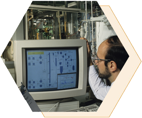 Aproveche los recursos naturales de la región, ¡la industria del petróleo y gas! ¿Qué mejor lugar para comenzar una carrera como técnico de geología y petróleo? Los técnicos en ingeniería eléctrica y electrónica, también conocidos como técnicos en instrumentación y electricidad (I&E), son imprescindibles para el funcionamiento continuo de muchas empresas. Instalan, mantienen y reparan equipos automatizados vitales para el funcionamiento de plantas industriales y de fabricación, además de compañías de generación de energía y sistemas de tuberías y muchas otras operaciones de alta tecnología. Los técnicos ingenieros en electricidad y electrónica están en constante demanda en la región de la Costa del Golfo de México. La demanda de técnicos en electricidad y electrónica se traduce en asombrosas oportunidades de empleo para personas que ingresan al mercado laboral, además de personas con conocimientos de electrónica que buscan cambiar de empleo.