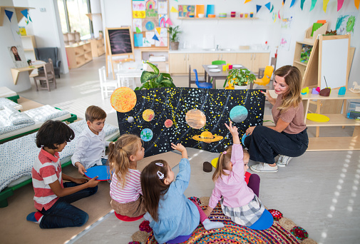 Maestra y niños pequeños en clase